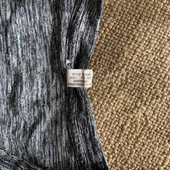 Under Armour Women’s Large Short Sleeve - Picture 7 of 7